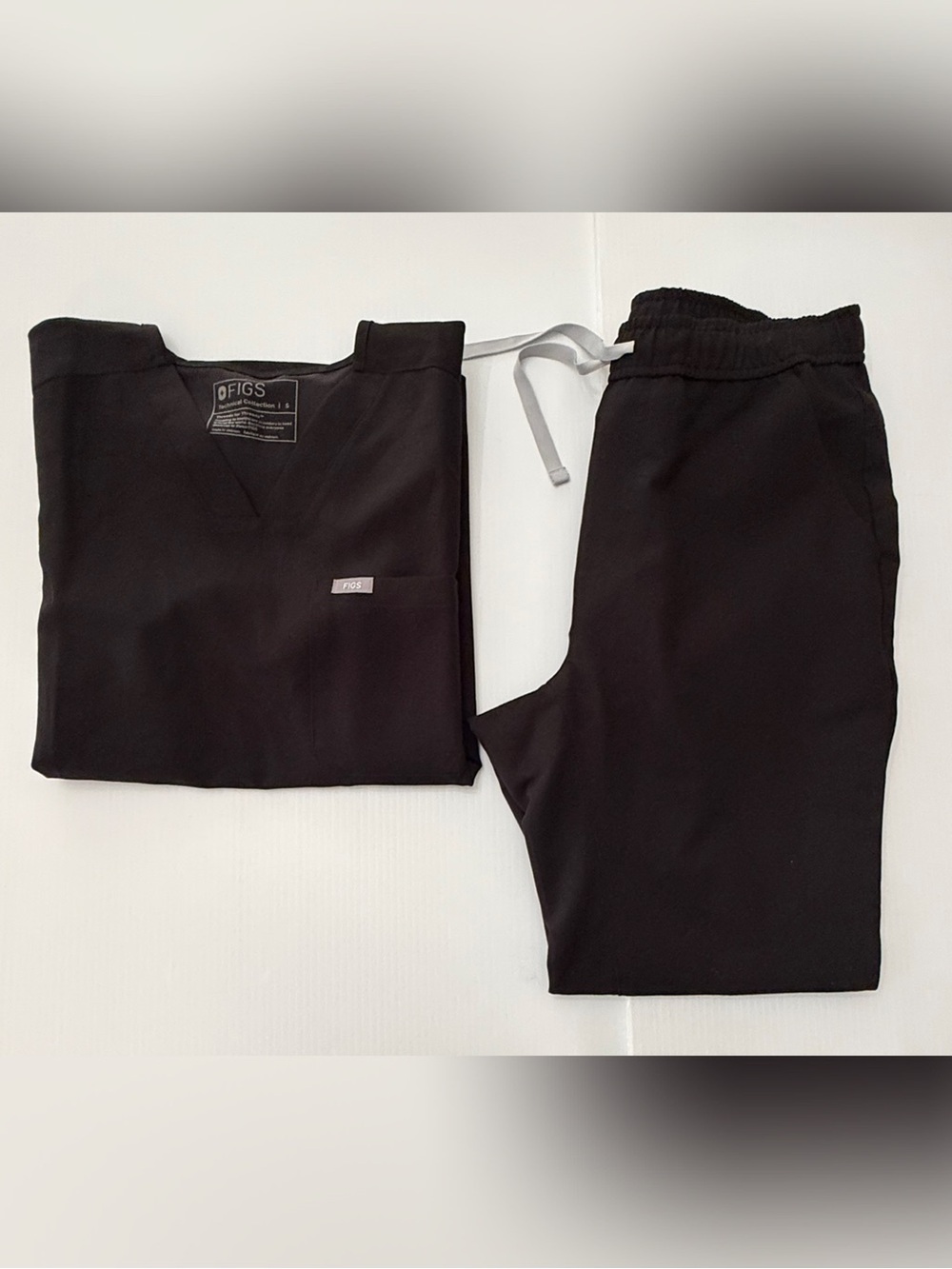 FIGS Men’s Black Scrub Set Chisec Top Tansen Joggers Size Small